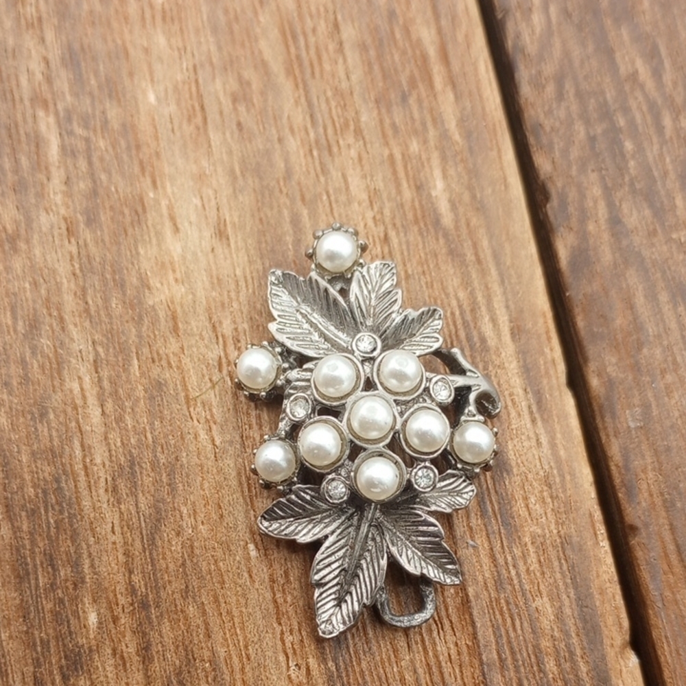 Silver Tone Faux Pearl Cluster Leaf Pendant - Elegant Women's Jewelry P246